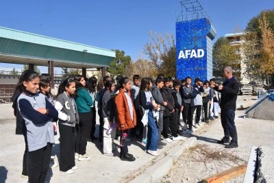 AFAD ekipleri eğitimlerle öğrencilere afet bilinci aşılıyor