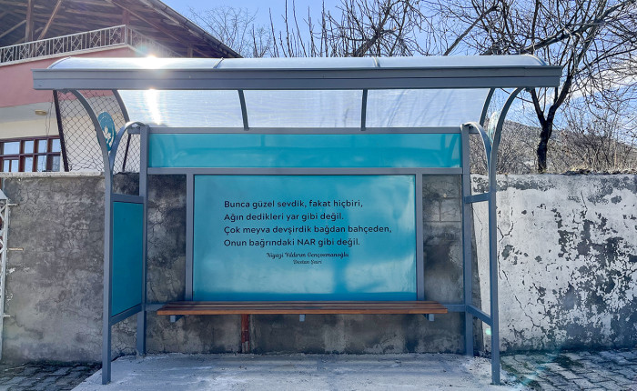 Ağın'da şair Niyazi Yıldırım Gençosmanoğlu'nun şiirleri duraklara yazıldı