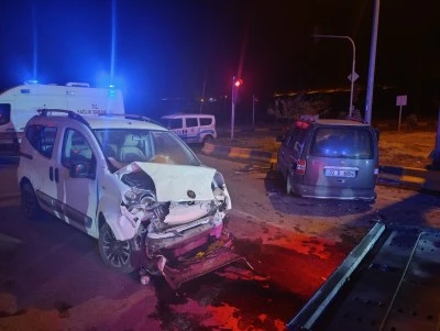 Ağrı'da iki aracın çarpıştığı kazada 3 kişi yaralandı