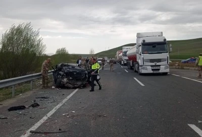 Ağrı'da otomobilin minibüse çarptığı kazada 2 kişi hayatını kaybetti, 8 kişi yaralandı
