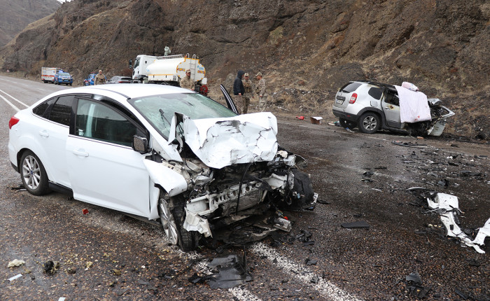 Ağrı'da otomobil ile hafif ticari araç çarpıştı, 1 kişi öldü, 7 kişi yaralandı