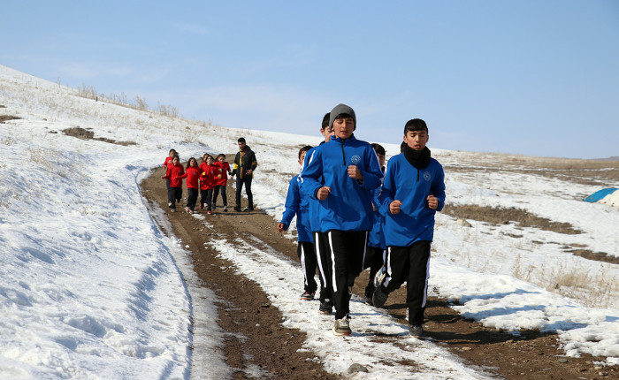 Ağrı'nın dağ köyündeki çocuk atletlerin şampiyonluk hayaline kar kış engel olmuyor