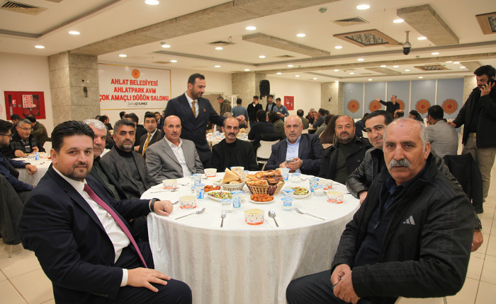 Ahlat Belediye Başkanı Gülmez, belediye personeliyle iftar yaptı