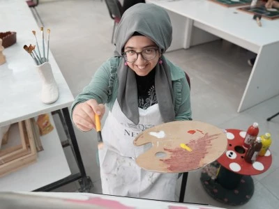 Ailesi ikna edilerek resim eğitimi verilen özel gereksinimli genç sergi açmaya hazırlanıyor