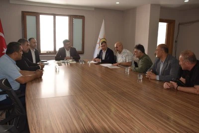 AK Parti Batman Milletvekili Ferhat Nasıroğlu, vatandaşlarla g&ouml;r&uuml;şt&uuml;