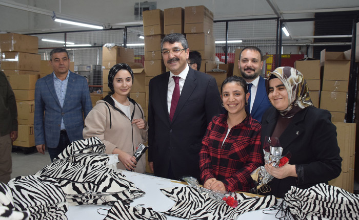 AK Parti Batman Milletvekili Nasıroğlu'ndan kadınlara karanfil