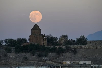 Akdamar Adası ve dolunay