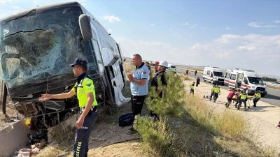 Aksaray'da yoldan &ccedil;ıkan otob&uuml;steki 19 kişi yaralandı