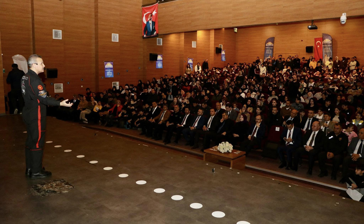 Alper Gezeravcı Siirt'te Öğrencilerle Buluştu