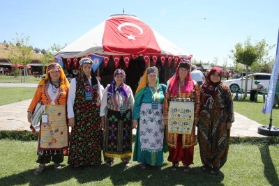 Anadolu kadınları yöresel kıyafetleriyle Malazgirt Zaferi kutlamalarını renklendirdi