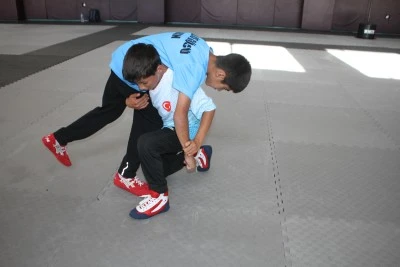 Antrenör polisin desteğiyle güreşte milli takıma yükseldi, hedefi yeni şampiyonluklar