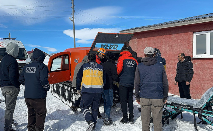 Ardahan'da kar nedeniyle köyde mahsur kalan yaşlı hasta, paletli araçla kurtarıldı