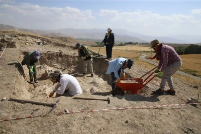 Arkeologlar, kavurucu sıcakta Urartuların asırlar önceki yaşamının izlerini araştırıyor