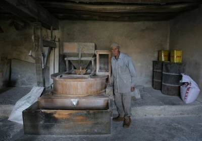 Atalarından miras kalan su değirmeninin çarklarını yarım asırdır döndürüyor