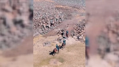 Atlı jandarma timi Tendürek Dağı eteklerinde devriyede