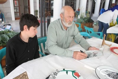 Babasından kaligrafi sanatını öğrenen Yusufcan, ürettiği eserleri sanatseverlerle buluşturuyor