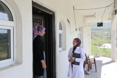 Malazgirtli ebe, kırsalda sağlığın gülen yüzü oldu