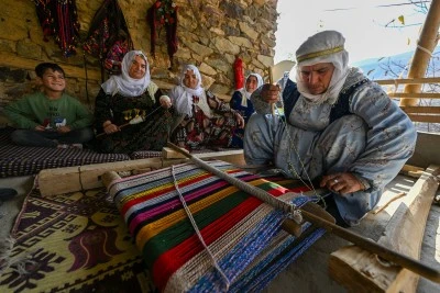Bahçesaraylı kadınlar ahşap tezgahlarında dokuma kültürünü yaşatıyor