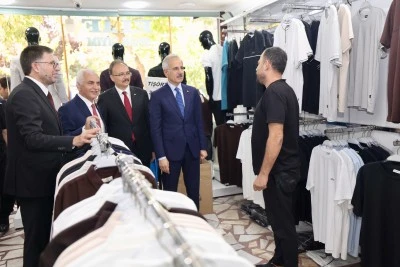 Bakan Uraloğlu G&uuml;res Caddesi&rsquo;nde esnafı ziyaret etti