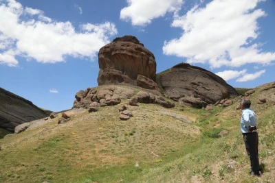 Başkale'de 4 mağaranın bulunduğu kayalık alan görenlerin ilgisini çekiyor