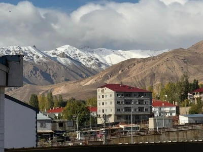 Başkale'de yüksek kesimler beyaza büründü