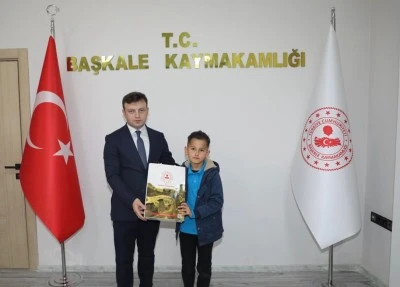 Başkale Kaymakamı Erdoğan, en çok kitap okuyan öğrencileri ödüllendirdi