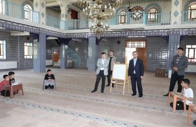 Başkale Kaymakamı Erdoğan, Kur'an kursu öğrencilerini ziyaret etti