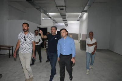 Başkale Kaymakamı Erdoğan, yapımı devam eden okulları inceledi