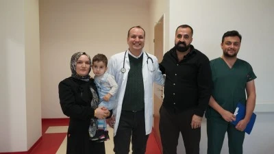 Batman'da 1,5 yaşındaki &ccedil;ocuğun bağırsağından 3 mıknatıs &ccedil;ıkarıldı