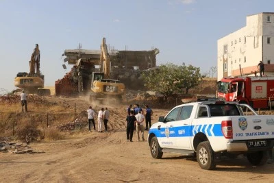 Batman'da 2 katlı kaçak yapının yıkımı gerçekleştirildi