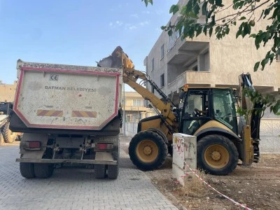 Batman'da 2 metruk yapı belediye ekiplerince yıkıldı