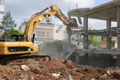 Batman'da 21 kaçak yapı belediye ekiplerince yıkıldı