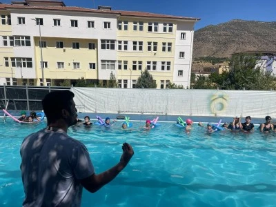 Batman'da 350 çocuk portatif havuzda yüzme eğitimi aldı