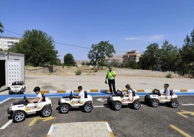 Batman'da anaokulu öğrencilerine trafik eğitimi verildi