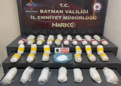 Batman'da ara&ccedil;ta gizlenmiş 19 kilo sentetik uyuşturucu bulundu! Narkotik k&ouml;peği Mailo'nun tespitiyle yakalandı