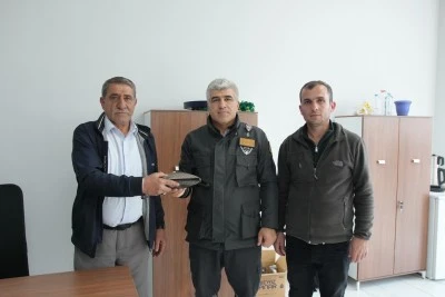 Batman'da belediye otob&uuml;s&uuml;nde unutulan &ccedil;antadaki altın ile para sahibine teslim edildi