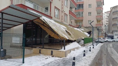 Batman'da bir iş yerinin sundurması &ccedil;&ouml;kt&uuml;