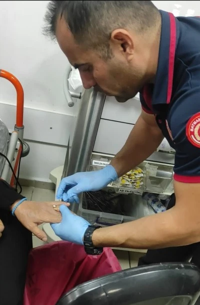 Batman'da bir kadının parmağında sıkışan yüzük itfaiye ekibince hastanede çıkarıldı
