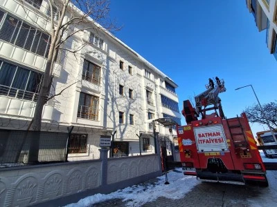 Batman'da &ccedil;atılarda oluşan buz sarkıtları temizleniyor