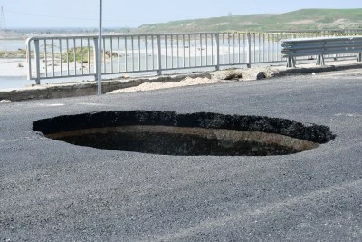 Batman&rsquo;da &ccedil;evre yolunda meydana gelen &ccedil;&ouml;kme nedeniyle yol ulaşıma kapatıldı