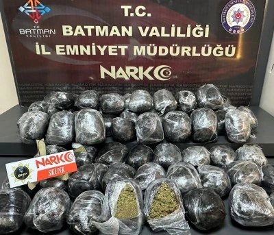 Batman'da durdurulan iki otomobilde 22 kilo 150 gram skunk ele geçirildi