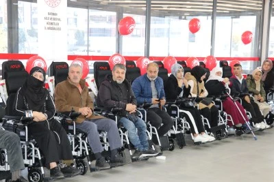 Batman'da engellilere 40'ı akülü 55 tekerlekli sandalye dağıtıldı