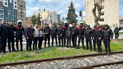 Batman'da gazetecilerden "kavga" ihbarına gelen polislere s&uuml;rpriz kutlama
