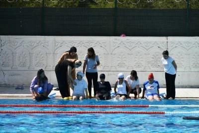 Batman'da görme engelli çocuklar serinliğe kulaç atıyor