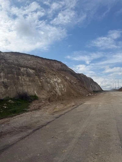 Batman'da heyelan nedeniyle kapanan yol ulaşıma a&ccedil;ıldı