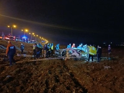 Batman&rsquo;da iki otomobilin &ccedil;arpıştığı kazada 3 kişi &ouml;ld&uuml;, 3 kişi yaralandı