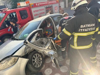 Batman'da iki otomobilin çarpıştığı kazada yaralanan sürücü sıkıştığı yerden ekiplerce kurtarıldı
