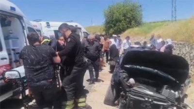 Batman'da istinat duvarına &ccedil;arpan otomobildeki 6 kişi yaralandı