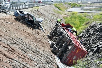 Batman'da kamyon ile otomobilin &ccedil;arpıştığı kazada 1 kişi &ouml;ld&uuml;, 2 kişi yaralandı