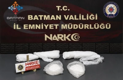 Batman'da kolundaki al&ccedil;ıya gizlediği uyuşturucuyla yakalanan zanlı tutuklandı
